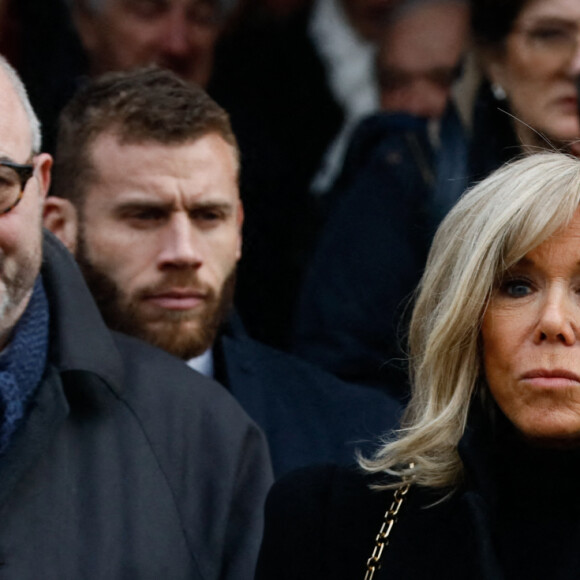 La première dame Brigitte Macron - Sorties des obsèques de Philippe Tesson en l'église Saint-Germain des-Prés à Paris le 10 février 2023. © Christophe Clovis / Bestimage 