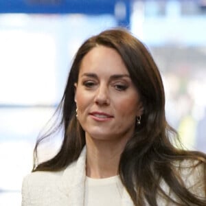 Catherine (Kate) Middleton, princesse de Galles, lors d'une visite au Landau Forte College, à Derby, Royaume Uni, le 8 février 2023, pour célébrer le retour du capitaine Preet Chandi de son expédition en solo à travers l'Antarctique. 