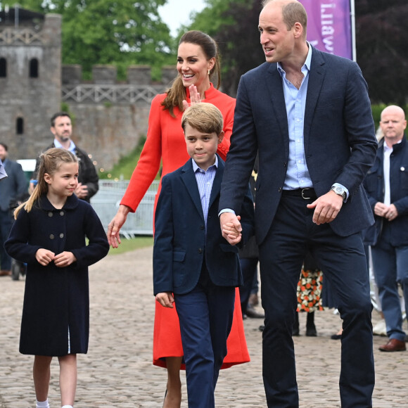 Le prince William, duc de Cambridge, et Catherine (Kate) Middleton, duchesse de Cambridge, accompagnés de leurs enfants, le prince George de Cambridge et la princesse Charlotte de Cambridge en visite au château de Cardiff, Royaume Uni, le 4 juin 2022, à l'occasion du jubilé de platine de la reine d'Angleterre. 