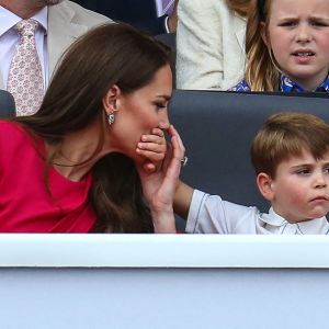 Le prince Louis de Cambridge et Catherine Kate Middleton, duchesse de Cambridge - La famille royale au balcon du palais de Buckingham lors de la parade de clôture de festivités du jubilé de la reine à Londres le 5 juin 2022. 