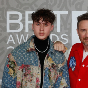 David Guetta et son fils Elvis au photocall de la cérémonie des Brit Awards 2023 à l'O2 Arena à Londres le 11 février 2023. 