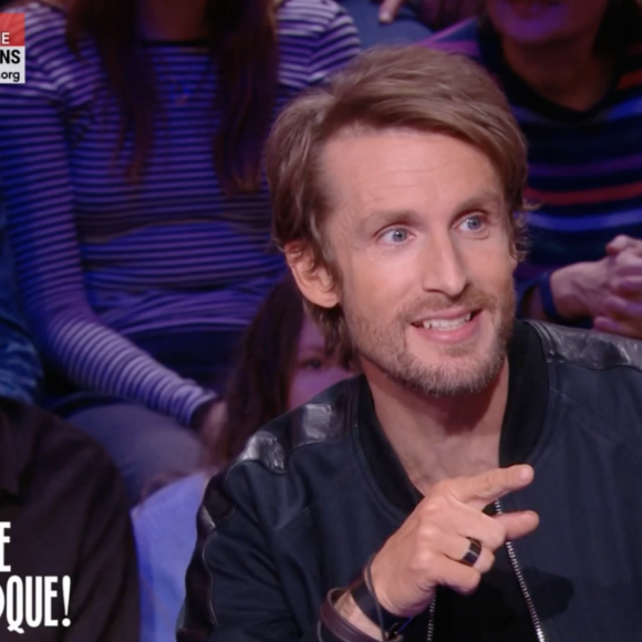 Léa Salamé en plein fou rire après une bourde face à Philippe Lacheau - "Quelle époque !", France 2