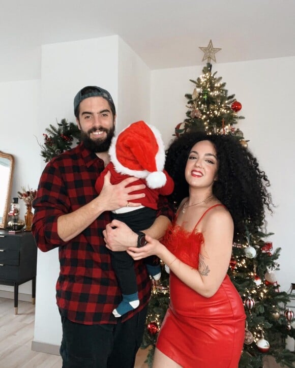 Shera Kerienski et Raphaël avec leur fils, à Noël