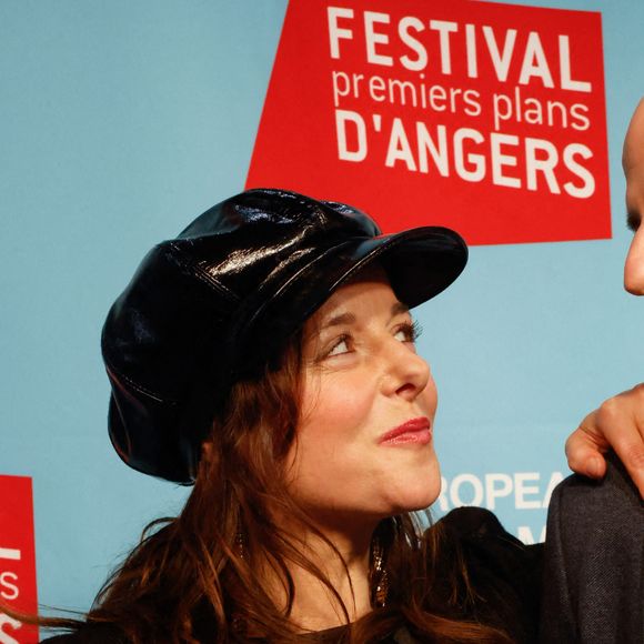 Laure Calamy, actrice, et Eric Gravel, réalisateur, posent lors du Festival Premiers Plans à Angers le 29 janvier 2022 pour la presentation du film "A plein temps" . © Laeticia Notariani/Bestimage