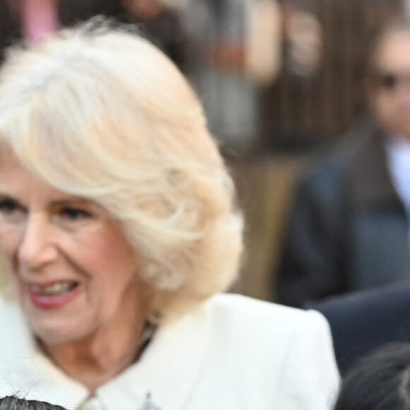Le roi Charles III d'Angleterre et Camilla Parker Bowles, reine consort d'Angleterre, lors d'une visite sur Brick Lane à Londres, Royaume Uni, le 8 février 2023, pour rencontrer des organismes de bienfaisance et des entreprises au coeur de la communauté bangladaise britannique, et des personnes qui étaient activement impliquées dans le mouvement antiraciste de les années 1960 et 1970. 
