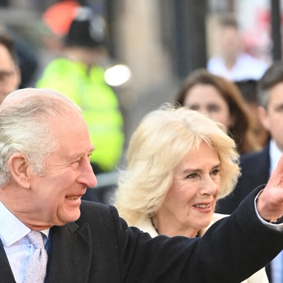 Le roi Charles III d'Angleterre et Camilla Parker Bowles, reine consort d'Angleterre, lors d'une visite sur Brick Lane à Londres, Royaume Uni, le 8 février 2023, pour rencontrer des organismes de bienfaisance et des entreprises au coeur de la communauté bangladaise britannique, et des personnes qui étaient activement impliquées dans le mouvement antiraciste de les années 1960 et 1970. 