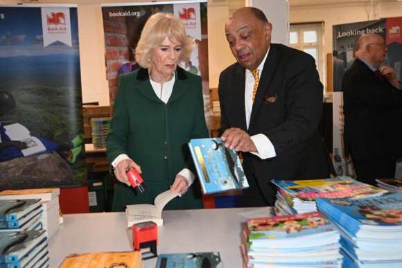 Camilla Parker Bowles, reine consort d'Angleterre, lors d'une visite à Book Aid International à Londres, Royaume Uni, le 2 février 2023, pour rencontrer le personnel et visiter l'entrepôt de l'organisme de bienfaisance, qui envoie des livres aux communautés du monde entier. 
