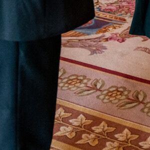 Camilla Parker Bowles, reine consort d'Angleterre, reçoit la décoration des Forces canadiennes par le brigadier-général Dwayne Parsons lors d'une réception pour le Queen's Own Rifles of Canada au palais de Buckingham à Londres, le 1er février 2023. 