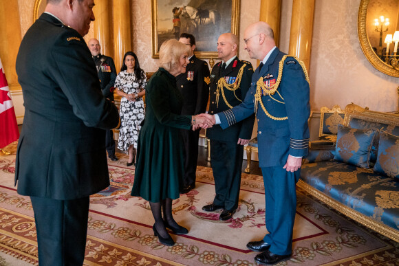 Camilla Parker Bowles, reine consort d'Angleterre, reçoit la décoration des Forces canadiennes par le brigadier-général Dwayne Parsons lors d'une réception pour le Queen's Own Rifles of Canada au palais de Buckingham à Londres, le 1er février 2023. 