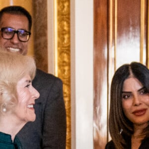 Camilla Parker Bowles, reine consort d'Angleterre, reçoit la décoration des Forces canadiennes par le brigadier-général Dwayne Parsons lors d'une réception pour le Queen's Own Rifles of Canada au palais de Buckingham à Londres, le 1er février 2023. 