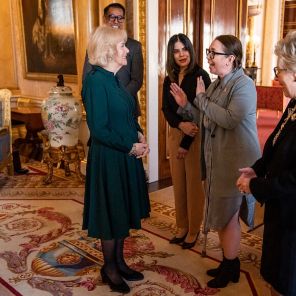 Camilla Parker Bowles, reine consort d'Angleterre, reçoit la décoration des Forces canadiennes par le brigadier-général Dwayne Parsons lors d'une réception pour le Queen's Own Rifles of Canada au palais de Buckingham à Londres, le 1er février 2023. 