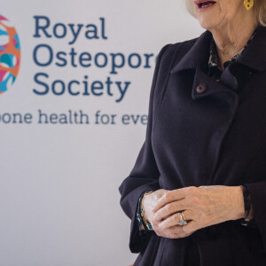 Camilla Parker Bowles, reine consort d'Angleterre, inaugure les locaux de la Royal Osteoporosis Society à Bath, le 25 janvier 2023. La souveraine y rencontre le personnel, les bénévoles et l'équipe du service d'assistance. 
