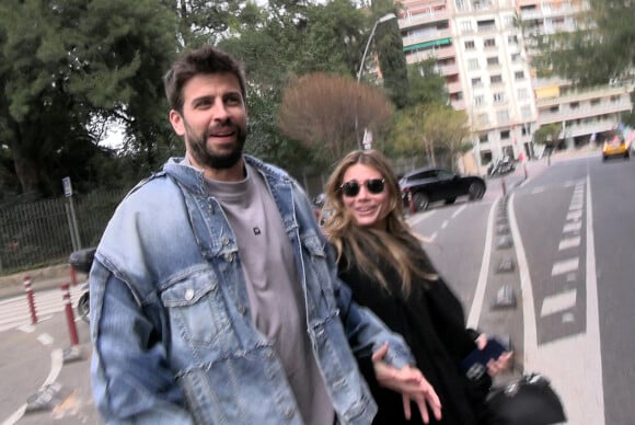 Gerard Piqué et sa nouvelle compagne Clara Chia se baladent à Barcelone le 6 février 2023.