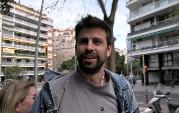 Gerard Piqué et sa nouvelle compagne Clara Chia se baladent à Barcelone le 6 février 2023.