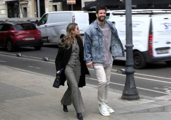 Gerard Piqué et sa nouvelle compagne Clara Chia se baladent à Barcelone le 6 février 2023.