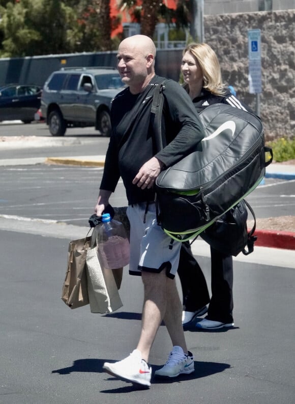 Exclusif - Andre Agassi et sa femme Steffi Graf donnent des cours de tennis à Las Vegas, Nevada, Etats-Unis, le 23 avril 2022.