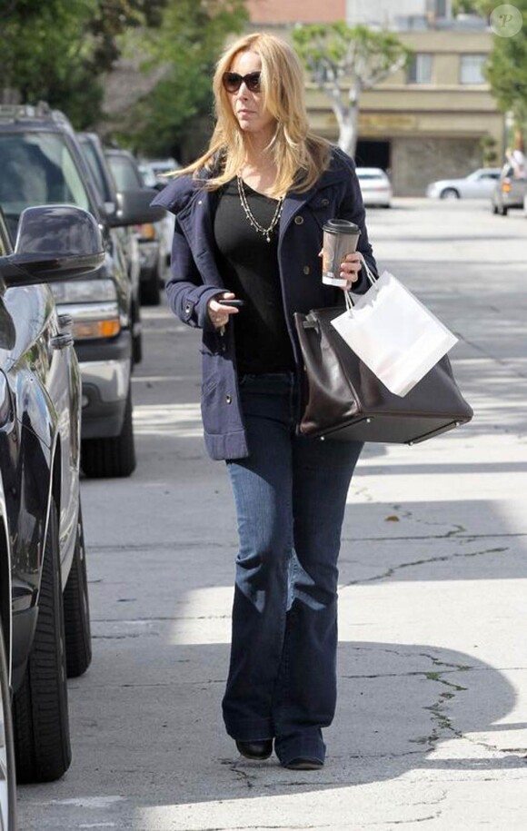 Lisa Kudrow, samedi 20 février, se rend dans un salon de coiffure de Melrose Avenue.