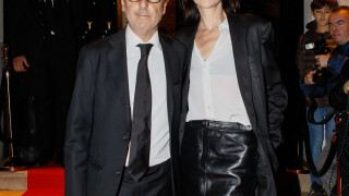 Charlotte Gainsbourg et Yvan Attal : Leur fille Alice en chemise transparente et cravate, sensualité face au miroir