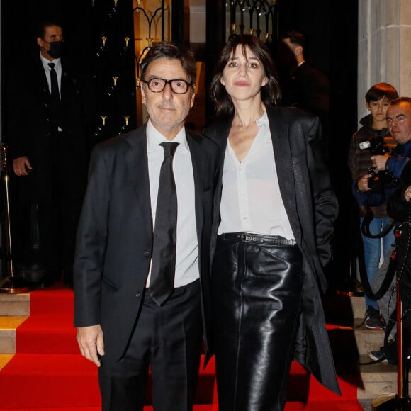 Yvan Attal et sa compagne Charlotte Gainsbourg - Arrivées à la 10ème édition du "Global Gift Gala 2022" au Four Seasons Hotel George V à Paris. © Christophe Clovis / Bestimage