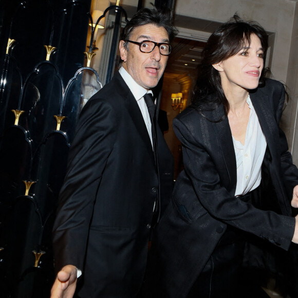 Yvan Attal et sa compagne Charlotte Gainsbourg - Arrivées à la 10ème édition du "Global Gift Gala 2022" au Four Seasons Hotel George V à Paris le 19 novembre 2022. © Christophe Clovis / Bestimage