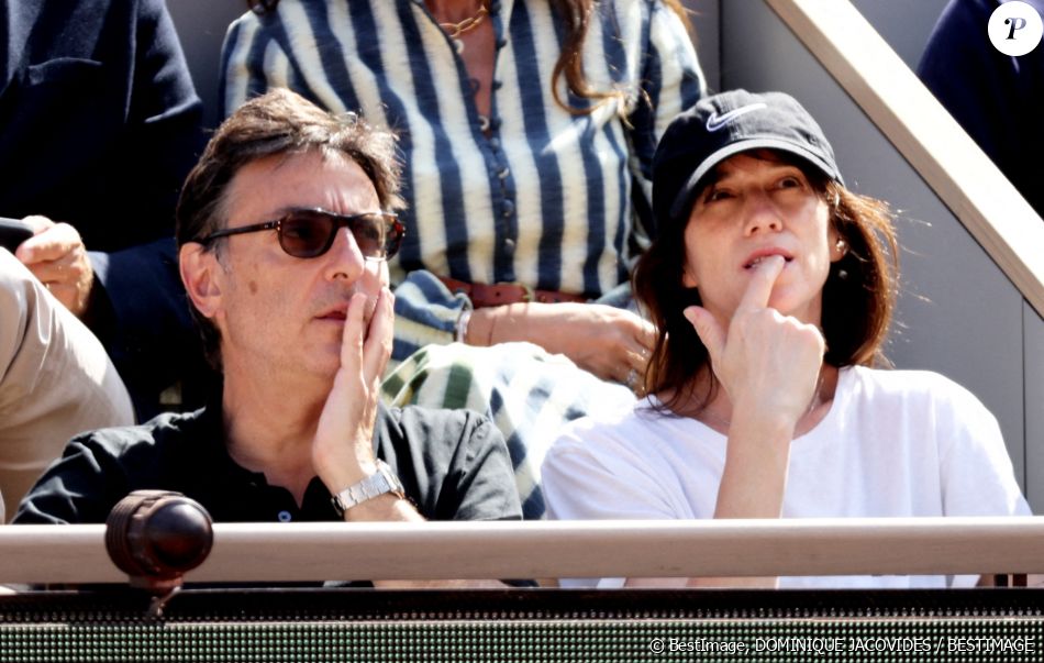 Charlotte Gainsbourg, son compagnon Yvan Attal dans les tribunes lors