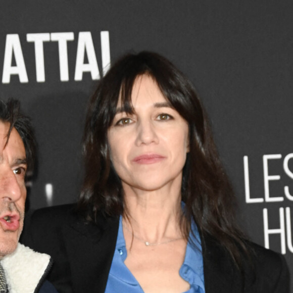 Yvan Attal et sa compagne Charlotte Gainsbourg - Avant-première du film "Les Choses Humaines" au cinéma UGC Normandie à Paris le 23 novembre 2021. © Coadic Guirec/Bestimage