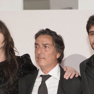 Charlotte Gainsbourg, son compagnon Yvan Attal et leur fils Ben à la première de "Les Choses Humaines" au 78ème Festival International du Film de Venise (Mostra), le 9 septembre 2021.