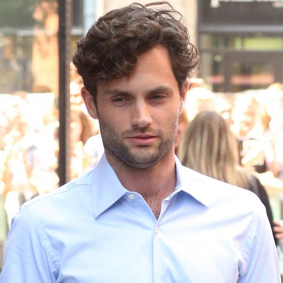 Mais lorsque leurs regards se sont à nouveau croisés, sur le tournage de la série, ils sont tombés fous amoureux l'un de l'autre.
Penn Badgley - Les acteurs de la nouvelle série "You" arrivent chez Build Series à New York