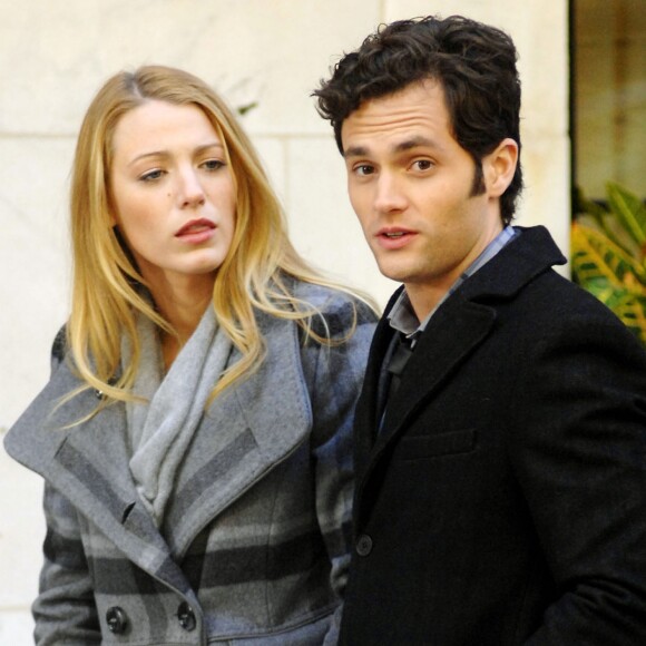 "Blake ne buvait pas, et je pense que notre relation m'a, en quelque sorte, forcé à emprunter cette voie. Notre relation m'a sauvé", a-t-il tout récemment déclaré dans les colonnes de Variety.
Blake Lively et Penn Badgley sur le tournage de la série "Gossip Girl" à New York le 1er novembre 2010