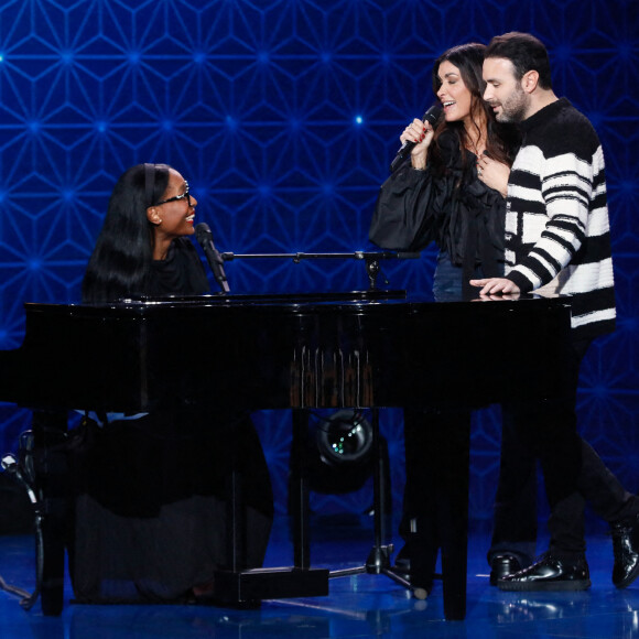 Jenifer, quant à elle, a vu arriver son frère Jonathan, la chanteuse du groupe Native, et Patrick Fiori, qui lui a chanté des chants corses.
Exclusif - Laura (groupe "Natives"), Jenifer Bartoli et son frère John Bartoli - Surprises - Enregistrement de l'émission "La boîte à secrets 15", au Studio 128 à Saint Denis, présentée par F.Bollaert et diffusée le 17 février 2023 sur France 3 © Christophe Clovis / Bestimage