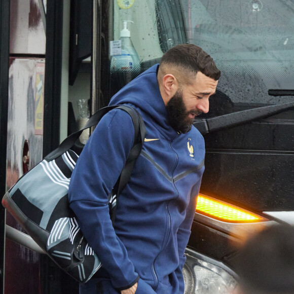 Karim Benzema - Départ de l 'équipe de France de football du Bourget au Qatar pour disputer la Coupe du monde 2022, le 16 novembre 2022. Ils seront rejoints par Randal Kolo Muani, jeudi matin, à Doha. © Cyril Moreau/Bestimage 