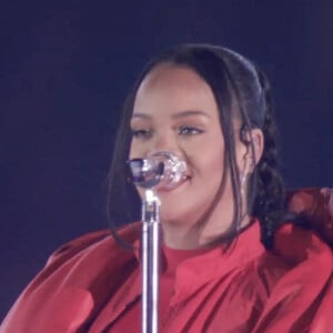 Rihanna : sa deuxième apparition enceinte super lookée.
Rihanna fait le show pendant la mi-temps du Super Bowl et annonce sa deuxième grossesse, le 12 février 2023. 
