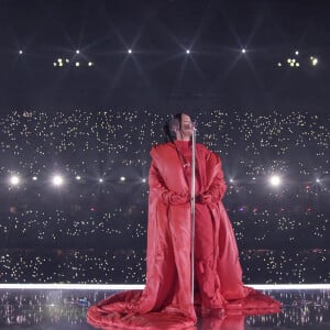 Rihanna : sa deuxième apparition enceinte super lookée.
Rihanna fait le show pendant la mi-temps du Super Bowl et annonce sa deuxième grossesse, le 12 février 2023. 