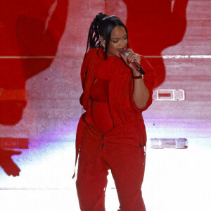 Rihanna : sa deuxième apparition enceinte super lookée.
Rihanna sur scène à la mi-temps du Super Bowl 2023 à Glendale, le 12 février 2023. © Charles Baus/CSM via Zuma Press/Bestimage