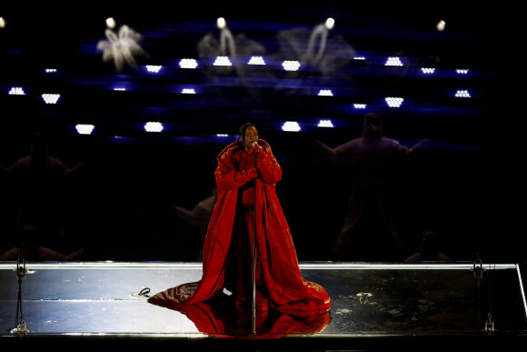 Rihanna : sa deuxième apparition enceinte super lookée.
Rihanna sur scène à la mi-temps du Super Bowl 2023 à Glendale, le 12 février 2023. © Charles Baus/CSM via Zuma Press/Bestimage