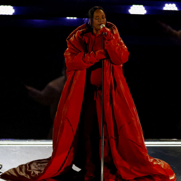 Rihanna : sa deuxième apparition enceinte super lookée.
Rihanna sur scène à la mi-temps du Super Bowl 2023 à Glendale, le 12 février 2023. © Charles Baus/CSM via Zuma Press/Bestimage