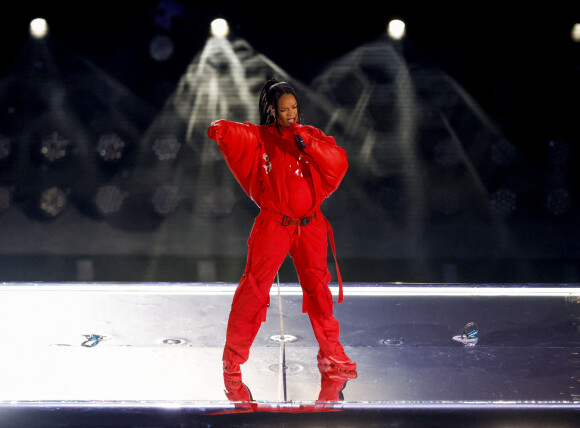 Rihanna : sa deuxième apparition enceinte super lookée.
Rihanna sur scène à la mi-temps du Super Bowl 2023 à Glendale, le 12 février 2023. © Charles Baus/CSM via Zuma Press/Bestimage