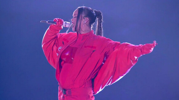 Rihanna : sa deuxième apparition enceinte super lookée.
Rihanna fait le show pendant la mi-temps du Super Bowl et annonce sa deuxième grossesse, le 12 février 2023. 