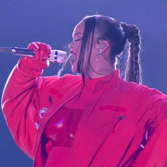 Rihanna : sa deuxième apparition enceinte super lookée.
Rihanna fait le show pendant la mi-temps du Super Bowl et annonce sa deuxième grossesse, le 12 février 2023. 