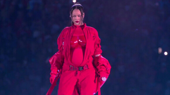 Rihanna : sa deuxième apparition enceinte super lookée.
Rihanna fait le show pendant la mi-temps du Super Bowl et annonce sa deuxième grossesse.