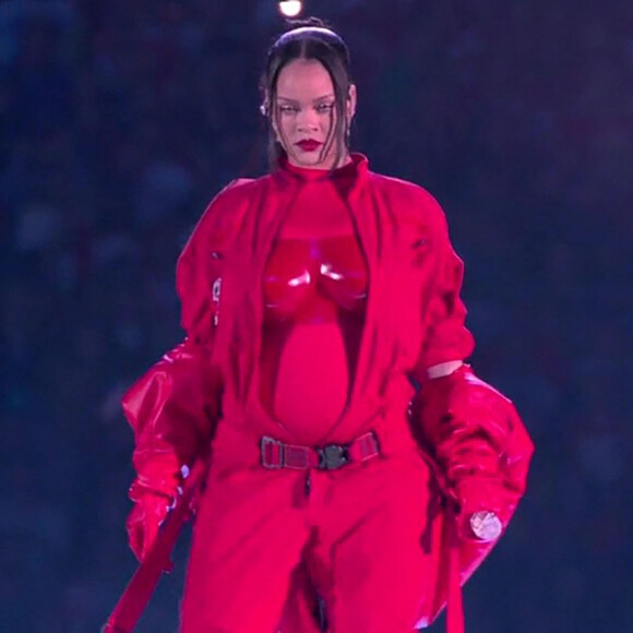 Rihanna : sa deuxième apparition enceinte super lookée.
Rihanna fait le show pendant la mi-temps du Super Bowl et annonce sa deuxième grossesse.