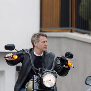 Exclusif - Le prince Emmanuel Philibert de Savoie, qui séjourne chez L.Hallyday, est parti travailler dans son restaurant en empruntant une des Harley Davidson de J.Hallyday. Westwood, le 4 juin 2022 