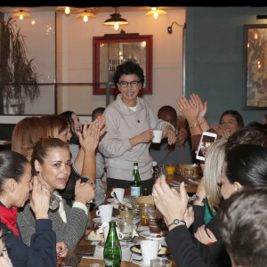 Deuxième d'une fratrie de onze enfants, Rachida Dati a toujours été très proche de sa famille. 
Exclusif - Rachida Dati avec sa famille et ses proches lors d'un brunch familial à la brasserie Le Comptoir Principal dans le 15ème arrondissement à Paris le 26 janvier 2020. Ses cinq soeurs Fatiha, Nadia, Malika, Noura, Najat et son frère étaient présents. En bas à gauche de l'image, sa fille Zohra de dos. © Alain Guizard / Bestimage 