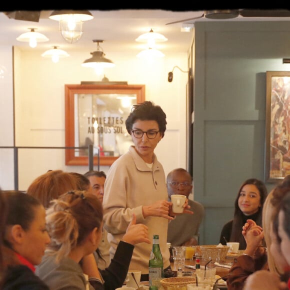 Exclusif - Rachida Dati avec sa famille et ses proches lors d'un brunch familial à la brasserie Le Comptoir Principal dans le 15ème arrondissement à Paris le 26 janvier 2020. Ses cinq soeurs Fatiha, Nadia, Malika, Noura, Najat et son frère étaient présents. En bas à gauche de l'image, sa fille Zohra de dos. © Alain Guizard / Bestimage