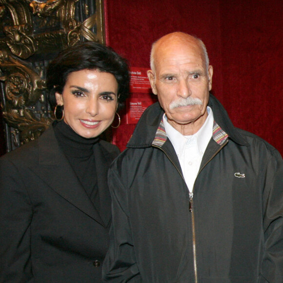 La femme politique a révélé avoir perdu sa tante, la soeur de son père. 
Rachida Dati et son père M'Barek Dati au musée Grévin en 2009