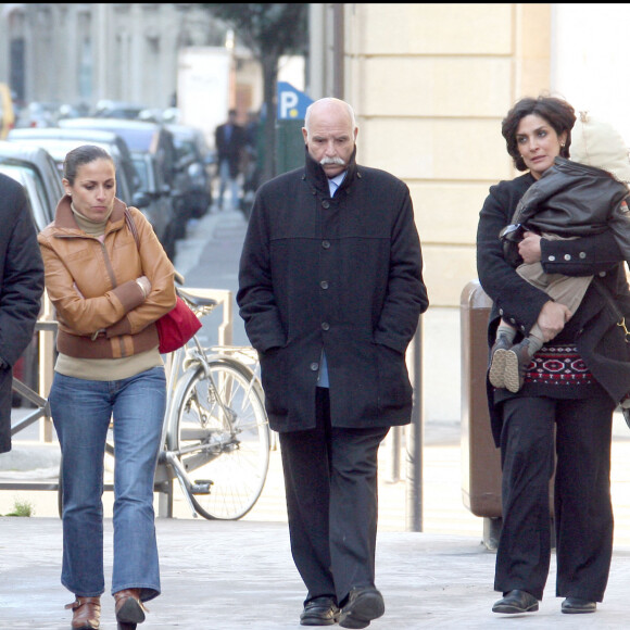 Une famille toujours à ses côtés, comme lors de la naissance de sa fille Zohra. 
Nadia, la soeur de Rachida Dati et son père M'Barek Dati allant voir Rachida Dati après son accouchement en 2009