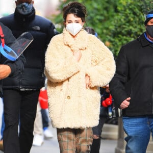 Selena Gomez arrive sur le tournage de la série "Only Murders in the Building" à New York, le 8 décembre 2020. 