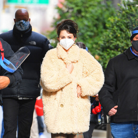 Selena Gomez arrive sur le tournage de la série "Only Murders in the Building" à New York, le 8 décembre 2020. 