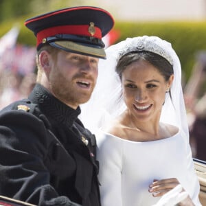 Le prince Harry et Meghan Markle commencent à agacer fortement aux Etats-Unis en raison de leur discours paradoxal. 
Le prince Harry, duc de Sussex, et Meghan Markle, duchesse de Sussex, en calèche à la sortie du château de Windsor après leur mariage 