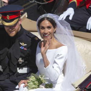 Pour le moment, ils n'ont pas réagi aux critiques. 
Le prince Harry, duc de Sussex, et Meghan Markle, duchesse de Sussex, en calèche au château de Windsor après la cérémonie de leur mariage au château de Windsor, Royaume Uni, le 19 mai 2018. 